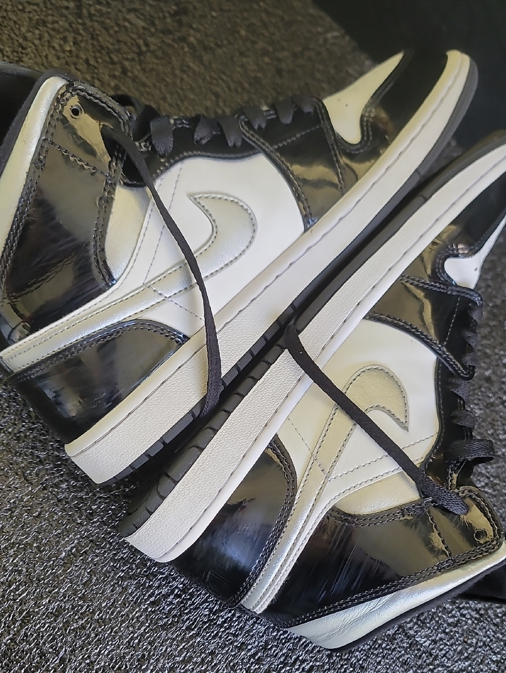 Nike Air Jordan 1 Mid SE "Metallic Silver/Metallic Gold" Patent Leather Wmns 9.5 - Picture 12 of 16